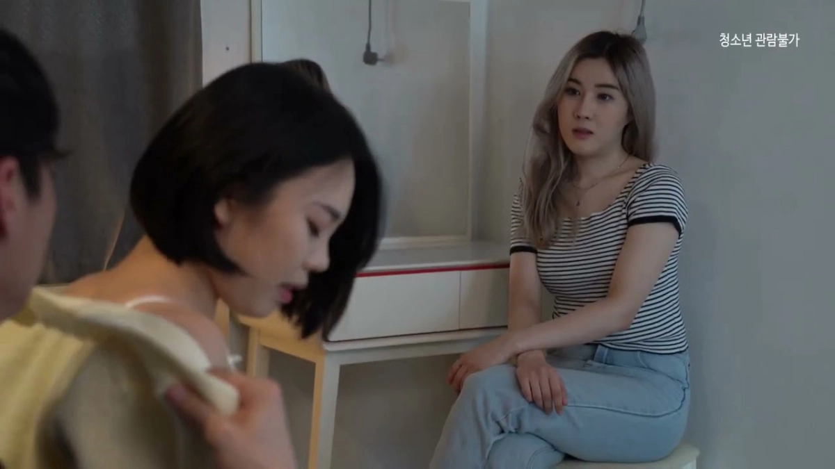 Cô Gái Sinh Viên Đại Học Ngực Khủng (통통튀는 폭유 여대생의 초경련 방아질)